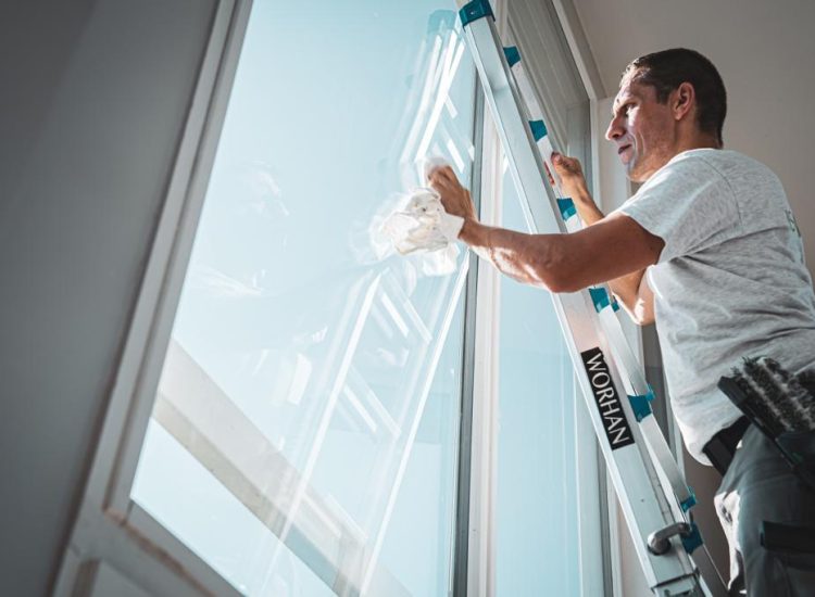 Laveur de vitres ISOCLEAN pendant le lavage d'une fenêtre