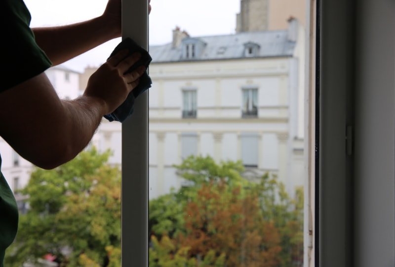 Techniques de nettoyage de vitres : les gestes des laveurs professionnels