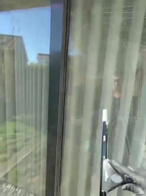 Le geste d’un laveur ISOCLEAN vu à la première personne, sur un chantier réel.