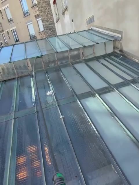 Un extrait de chantier ISOCLEAN : le passage de la brosse sur les panneaux vitrés extérieurs.